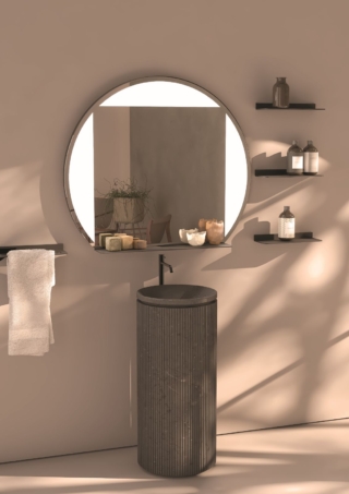 Lo specchio Key Round con mensola in metallo lunga 67 cm di Vanità & Casa ha telaio in metallo con finitura nera. È dotato di un interruttore touch sullo specchio per regolare luce e intensità e di due sensori touch sulla cornice da entrambi i lati da cui si può scegliere che settori di luce lasciare accesi. Misura L 90 x H 75 cm. Prezzo 1.250 euro.  www.vanitacasa.it