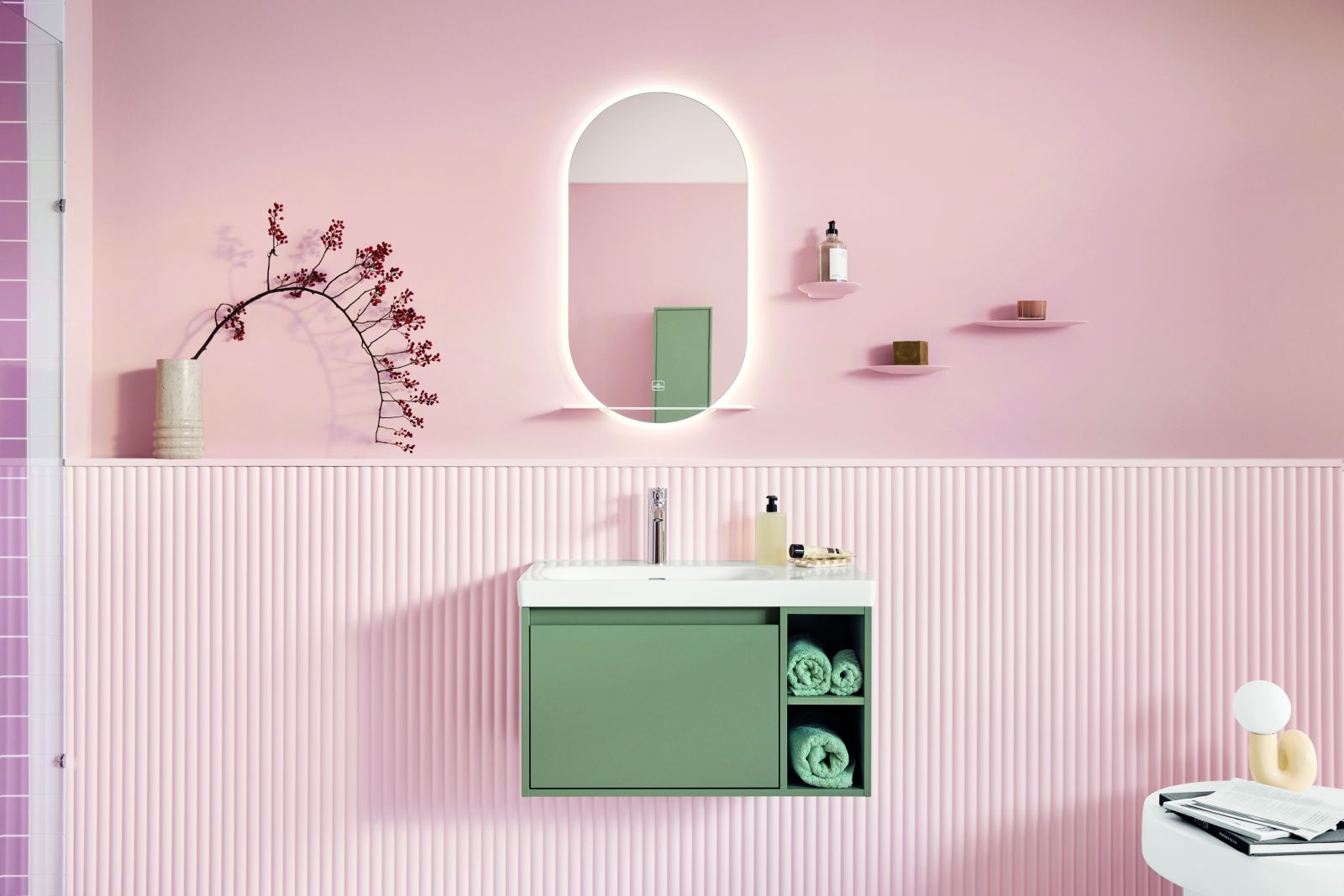 Lo specchio More to See Lite di Villeroy & Boch con illuminazione a parete a 360° può essere acceso e spento con il dimmer a sensore. Funziona con lampada a LED da 21,7 W.
Misura L 50 x P 2,3 x H 90 cm. Prezzo, Iva esclusa, 756 euro. Con il kit ZigBee Home Automation C004 00 l’illuminazione viene controllata attraverso la stazione Smart Home. www.villeroy-boch.it