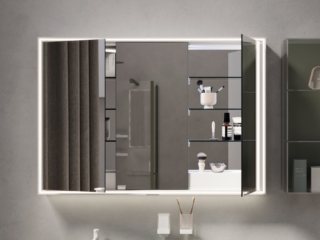 Lo specchio contenitore a tre ante Pirano+Evo di Inda ha fondo specchiato. È dotato di sistema sanificante UVLUX elimina i batteri dagli oggetti all’interno delle ante dello specchio contenitore. Il sistema di illuminazione frontale sui quattro lati è inclinato verso l’interno per evitare giochi d’ombre. Ha luce interna, sistema anti-appannamento, sensore di presenza per l’accensione automatica della luce e sistema Bluetooth per la riproduzione musicale direttamente dallo specchio. Misura L 120 x H 82 cm. Prezzo 2.921 euro. www.inda.net