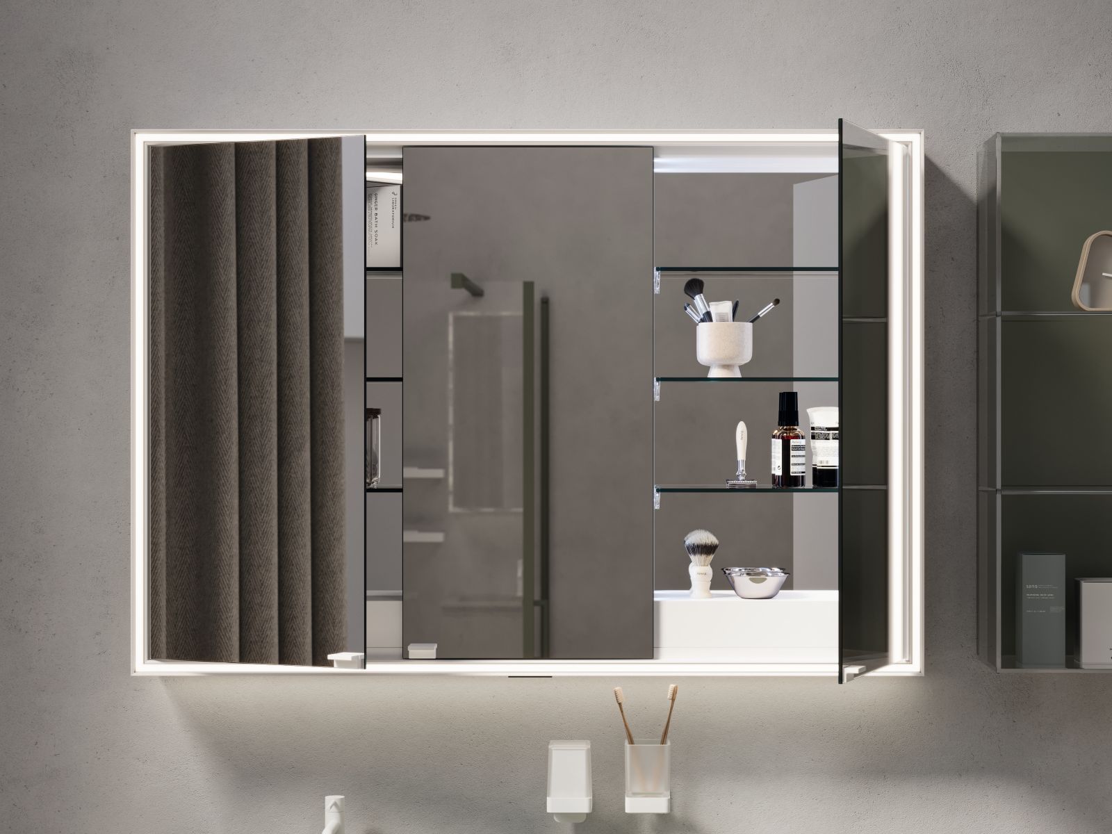 Lo specchio contenitore a tre ante Pirano+Evo di Inda ha fondo specchiato. È dotato di sistema sanificante UVLUX elimina i batteri dagli oggetti all’interno delle ante dello specchio contenitore. Il sistema di illuminazione frontale sui quattro lati è inclinato verso l’interno per evitare giochi d’ombre. Ha luce interna, sistema anti-appannamento, sensore di presenza per l’accensione automatica della luce e sistema Bluetooth per la riproduzione musicale direttamente dallo specchio. Misura L 120 x H 82 cm. Prezzo 2.921 euro. www.inda.net