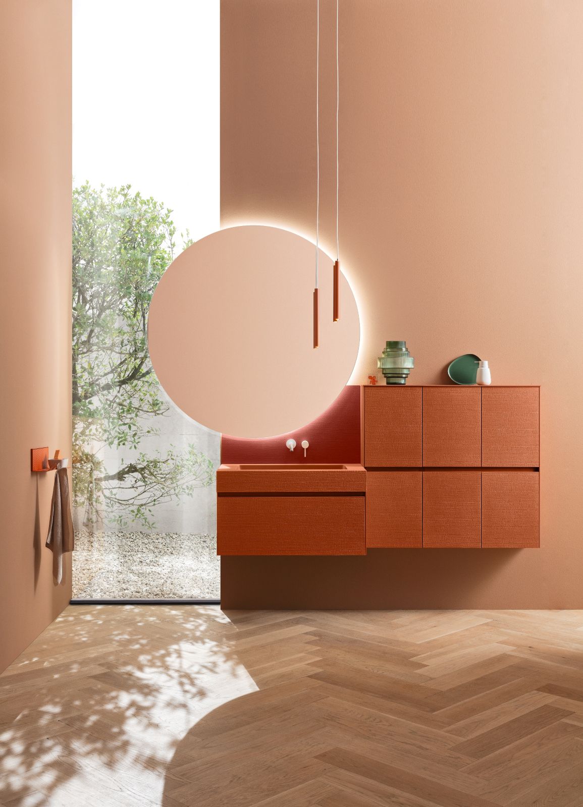 È retroilluminato lo specchio rotondo Lol di Arblu con un diametro di 130 cm. Prezzo, Iva esclusa, 467 euro. www.arblu.it