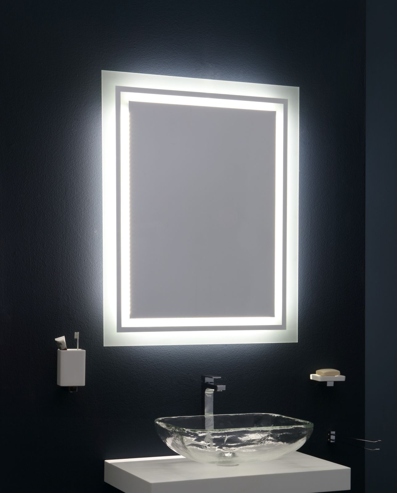 L’elegante specchio rettangolare con sabbiatura retroilluminata di Stilhaus ha LED perimetrale. Misura L 80 x H 100 cm. Prezzo, Iva esclusa, 410 euro. www.stilhaus.it