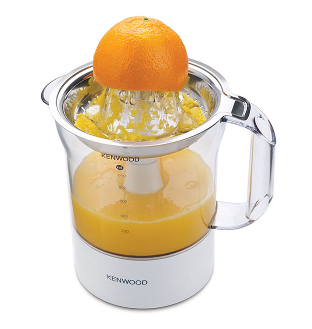Nello spremiagrumi JE290A di Kenwood è possibile misurare la quantità di succo che occorre direttamente sulla caraffa graduata da 1 litro, che è completa beccuccio per servire le porzioni senza sporcare. Potente 40 watt, con rotazione bidirezionale, ha filtro in acciaio inox che trattiene polpa o semi. Prezzo 47,99 euro. www.kenwoodworld.com