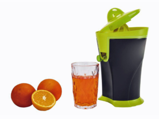 Lo spremiagrumi elettrico di Kooper permette un utilizzo facile e immediato grazie alla tecnologia Push&go: il doppio cono garantisce una spremitura totale e il setaccio trattiene i residui. Il beccuccio versatore consente invece l'emissione diretta nel bicchiere. Reclinabile e salvagoccia, impedisce la dispersione del succo. Ha potenza di 40 watt. Prezzo 14,99 euro. www.satur.it