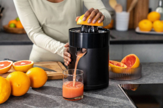 Lo spremiagrumi Enfinigy di Zwilling viene fornito con 2 coni di diverse dimensioni, in modo che gli agrumi piccoli e grandi possano essere spremuti con una resa ottimale. Ha anche colino per decidere se avere un succo con o senza polpa. Il coperchio può essere utilizzato anche come ciotola. Ha potenza di 85 watt. Prezzo 99,95 euro. www.zwilling.com