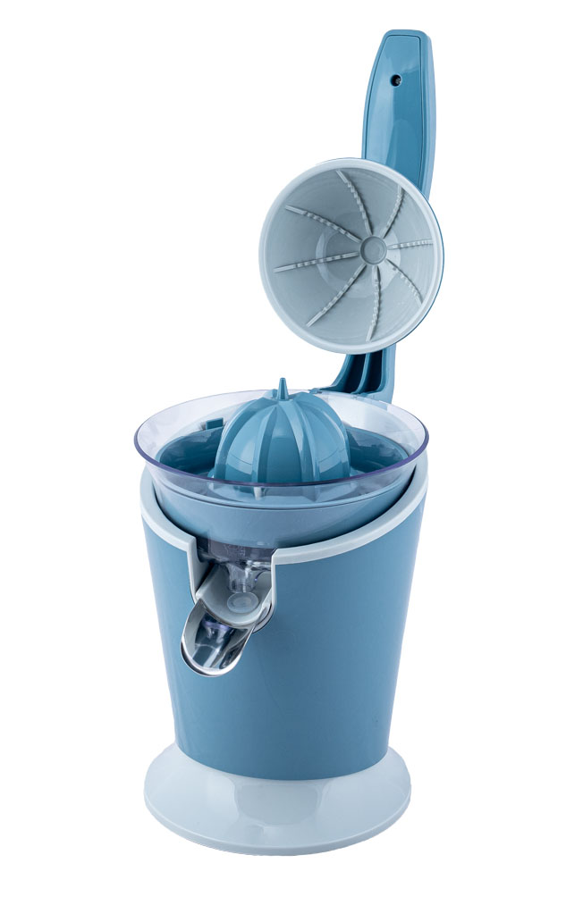 Lo spremiagrumi elettrico della linea Iridea di Tognana è dotato di una comoda leva per pressare la frutta, un sistema salvagoccia integrato e un doppio cono intercambiabile per spremere qualsiasi tipo di frutta, dal melograno, al pompelmo, all’arancia. ø 16 cm. Prezzo 49,90 euro. www.tognana.com