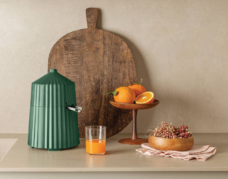 Sintesi di design moderno e funzionalità, Plissè di Alessi conferisce un tocco di eleganza alla cucina: la forma plissettata non è solo un dettaglio estetico, ma contribuisce anche a una presa confortevole e sicura durante l'uso. Ha testine intercambiabili per adattarsi a diverse dimensioni di agrumi e permette di regolare il livello di polpa desiderato. Ha potenza di 80 watt. ø 18,5 cm. Prezzo 110 euro. www.alessi.com