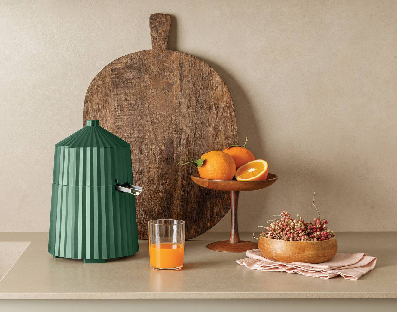 Sintesi di design moderno e funzionalità, Plissè di Alessi conferisce un tocco di eleganza alla cucina: la forma plissettata non è solo un dettaglio estetico, ma contribuisce anche a una presa confortevole e sicura durante l'uso. Ha testine intercambiabili per adattarsi a diverse dimensioni di agrumi e permette di regolare il livello di polpa desiderato. Ha potenza di 80 watt. ø 18,5 cm. Prezzo 110 euro. www.alessi.com