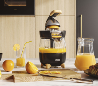 Con lo spremiagrumi Pure di Princess si può riempire direttamente un bicchiere o una brocca. Funziona grazie ad una leva ergonomica con manico in bambù naturale. Ha un motore da 300 watt, sistema antigoccia e uscita a 3 vie. Prezzo 89,90 euro. www.princesshome.eu