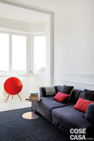 È il caso di questo salotto in cui è stato inserito un coffee table rotondo con finitura rame, che contribuisce a rendere l'ambiente elegante e particolare. Il rame si accosta perfettamente al bianco dominante e ai colori forti, quali il grigio-blu del divano, il blu scuro del tappeto in tessuto e le diverse nuance di rosso dei cuscini e del diffusore audio, anch'esso rotondo.
Progetto arch. Sandra Ruggiero, Studio Baires Architettura & Interior Design, via Marco D’Oggiono 7, Milano, sruggiero@hotmail.it - Foto Claudio Tajoli, styling Fulvia Carmagnini