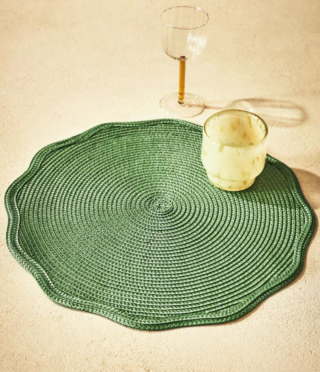 Sapore retrò per la tovaglietta intrecciata in materiale plastico nelle sfumature del verde di Zara Home: può essere posizionata direttamente sul piano del tavolo oppure su una tovaglia fantasia o tinta unita in contrasto come segnaposto. Misura Ø 38 cm. Prezzo 12,99 euro. https://www.zarahome.com Sapore retrò per la tovaglietta intrecciata in materiale plastico nelle sfumature del verde di Zara Home: può essere posizionata direttamente sul piano del tavolo oppure su una tovaglia fantasia o tinta unita in contrasto come segnaposto. Misura Ø 38 cm. Prezzo 12,99 euro. https://www.zarahome.com