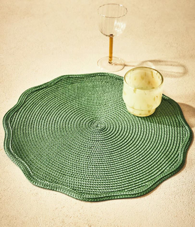 Sapore retrò per la tovaglietta intrecciata in materiale plastico nelle sfumature del verde di Zara Home: può essere posizionata direttamente sul piano del tavolo oppure su una tovaglia fantasia o  tinta unita in contrasto come segnaposto. Misura Ø 38 cm. Prezzo 12,99 euro. https://www.zarahome.com