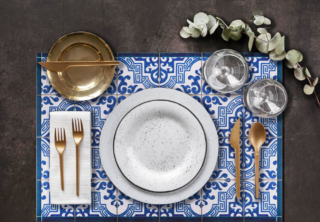 Fa parte della collezione Milano 1919 di Moroni Gomma la tovaglietta Mediterraneo prodotta in Italia in materiale espanso totalmente riciclabile con un decoro che si ispira alle maioliche nelle fresche tonalità del blu. Può essere abbinata a un servizio di piatti bianco, a bicchieri trasparenti e a posate dorate. Misura L 44 x P 30 cm. Prezzo 12 euro. https://moronigomma.it Fa parte della collezione Milano 1919 di Moroni Gomma la tovaglietta Mediterraneo prodotta in Italia in materiale espanso totalmente riciclabile con un decoro che si ispira alle maioliche nelle fresche tonalità del blu. Può essere abbinata a un servizio di piatti bianco, a bicchieri trasparenti e a posate dorate. Misura L 44 x P 30 cm. Prezzo 12 euro. https://moronigomma.it