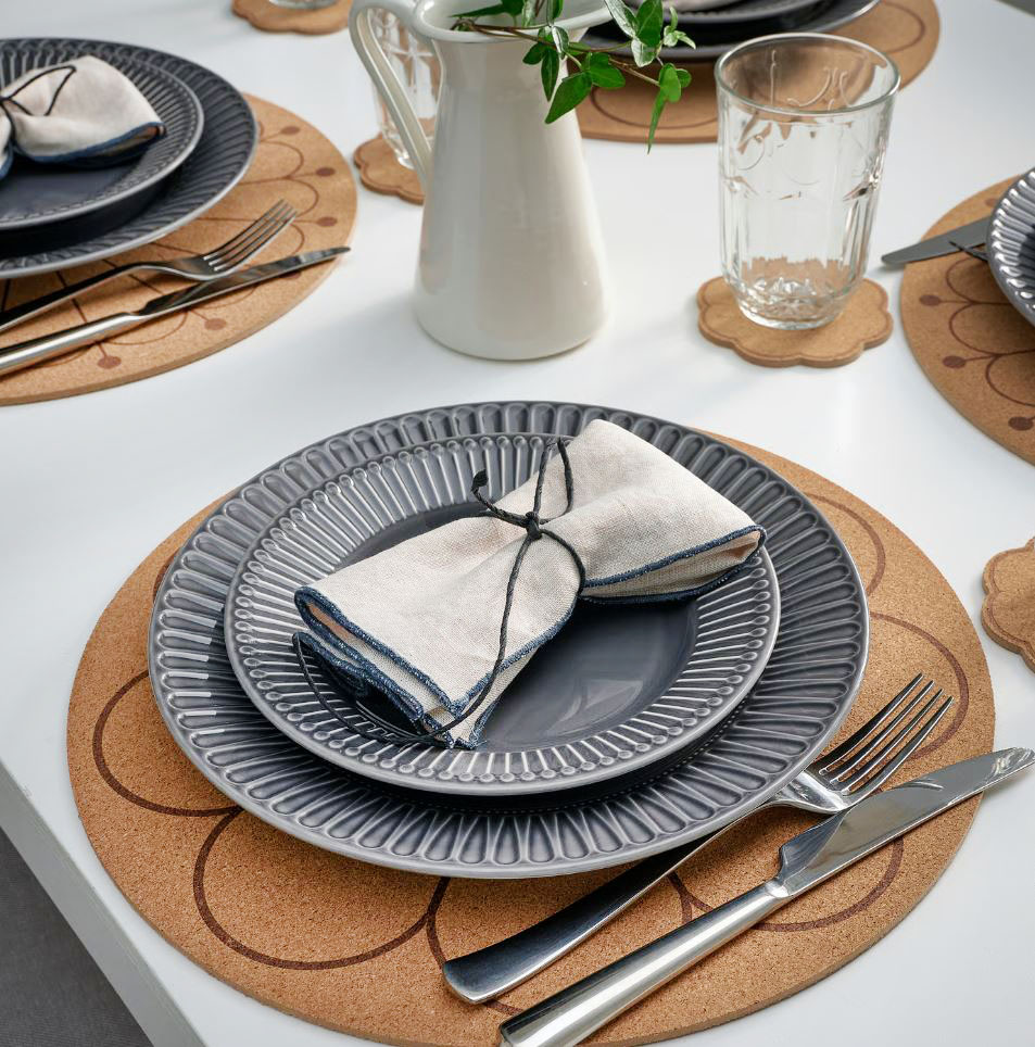 Ecologica e pratica la tovaglietta SVARTVIDE di Ikea Italia che è completamente realizzata in sughero: ha una forma rotonda ed è decorata da un grande fiore stilizzato sulla superficie. Protegge la superficie del tavolo e attutisce il rumore di piatti e posate. Misura Ø 35 cm. Prezzo 4,95 euro cad. https://www.ikea.com Ecologica e pratica la tovaglietta SVARTVIDE di Ikea Italia che è completamente realizzata in sughero: ha una forma rotonda ed è decorata da un grande fiore stilizzato sulla superficie. Protegge la superficie del tavolo e attutisce il rumore di piatti e posate. Misura Ø 35 cm. Prezzo 4,95 euro cad. https://www.ikea.com