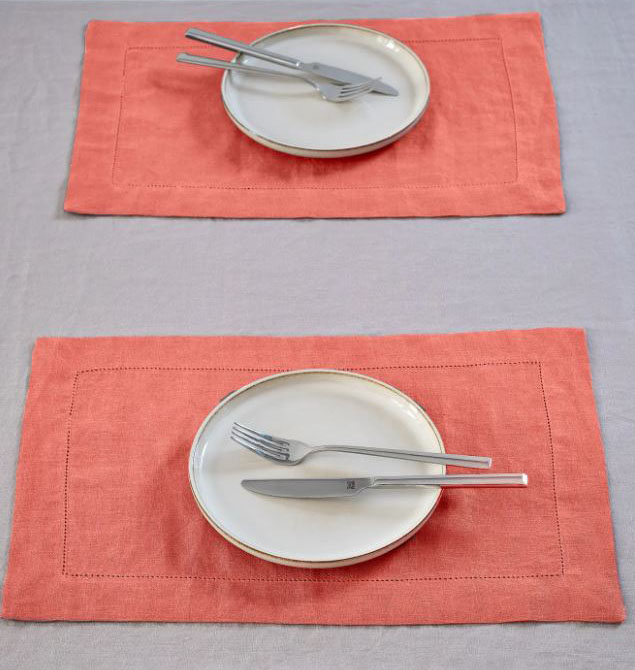 Un'intensa colorazione per le tovagliette (Codice articolo: 97093595) di Bonprix in lino rosso mattone che possono essere posizionate anche sopra una tovaglia in una tinta neutra. Misurano L 45 x P 30 cm. Prezzo 19,99 euro (per il set da 2 pezzi). https://www.bonprix.it