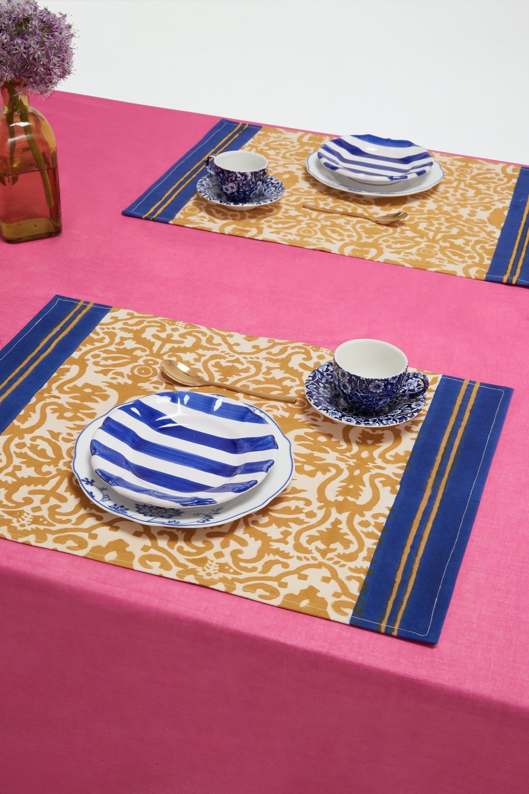 Canvas di puro cotone per le tovagliette Damask Stripes Chutney di Lisa Corti: sono decorate da una stampa artigianale, realizzata a mano in India con blocchi di legno sulla stoffa, che rende unico ogni pezzo. Misurano L 48 x P 35 cm. Prezzo 29 euro cad. https://www.lisacorti.com