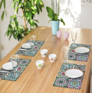 Sono realizzate in PVC, certificato per il contatto diretto con gli alimenti, le tovagliette (Ref. 82388260) con un raffinato decoro mosaico multicolore in vendita da Leroy Merlin. Sono facili da pulire e possono essere utilizzate anche all'esterno. Misurano L 44 x P 29 cm. Prezzo 3,99 euro cad. https://www.leroymerlin.it Sono realizzate in PVC, certificato per il contatto diretto con gli alimenti, le tovagliette (Ref. 82388260) con un raffinato decoro mosaico multicolore in vendita da Leroy Merlin. Sono facili da pulire e possono essere utilizzate anche all'esterno. Misurano L 44 x P 29 cm. Prezzo 3,99 euro cad. https://www.leroymerlin.it