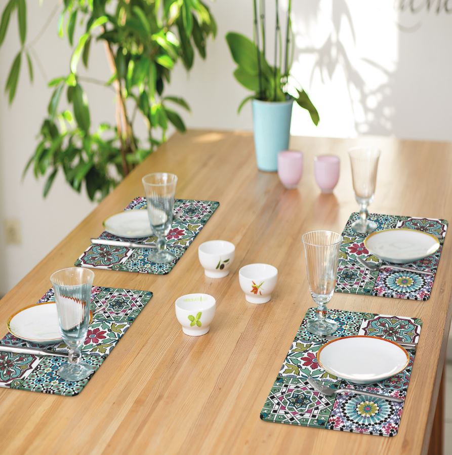 Sono realizzate in PVC, certificato per il contatto diretto con gli alimenti, le tovagliette (Ref. 82388260) con un raffinato decoro mosaico multicolore in vendita da Leroy Merlin. Sono facili da pulire e possono essere utilizzate anche all'esterno. Misurano L 44 x P 29 cm. Prezzo 3,99 euro cad. https://www.leroymerlin.it