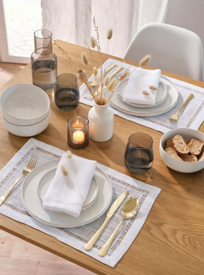 Una mise en place elegante e senza tempo con le tovagliette candide di Bonprix: stanno bene sul tavolo in legno, abbinate a un servizio di piatti bianchi e a bicchieri in vetro colorato. Il bordo è impreziosito da un motivo traforato. Misurano L 45 x P 30 cm. Prezzo 12,99 euro (per il set da 2 pezzi). https://www.bonprix.it Una mise en place elegante e senza tempo con le tovagliette candide di Bonprix: stanno bene sul tavolo in legno, abbinate a un servizio di piatti bianchi e a bicchieri in vetro colorato. Il bordo è impreziosito da un motivo traforato. Misurano L 45 x P 30 cm. Prezzo 12,99 euro (per il set da 2 pezzi). https://www.bonprix.it