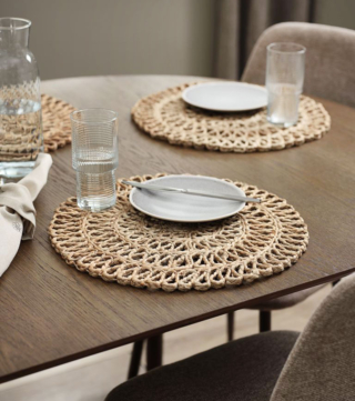 Pura juta per le tovagliette HVIDPIL di Jysk che ricordano un pizzo. Possono essere posizionate direttamente sul tavolo per una apparecchiatura informale o su una tovaglia bianca come segnaposto. Misurano Ø 38 cm. Prezzo 5 euro cad. https://jysk.it Pura juta per le tovagliette HVIDPIL di Jysk che ricordano un pizzo. Possono essere posizionate direttamente sul tavolo per una apparecchiatura informale o su una tovaglia bianca come segnaposto. Misurano Ø 38 cm. Prezzo 5 euro cad. https://jysk.it