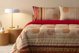 La trapunta Florence Rosso della collezione Granfoulard Autunno-Inverno 2025 di Bassetti è decorata dal disegno Florence che si ispira all'arte orafa etrusca dell'antica Etruria. È rivestita in 100% cotone fondo beige con motivi in oro e rosso cardinale e imbottita in poliestere; è certificata OEKO-TEX® che garantisce l’assenza di sostanze nocive. Misura L 260 x P 260 cm. Prezzo 170 euro. https://www.bassetti.com La trapunta Florence Rosso della collezione Granfoulard Autunno-Inverno 2025 di Bassetti è decorata dal disegno Florence che si ispira all'arte orafa etrusca dell'antica Etruria. È rivestita in 100% cotone fondo beige con motivi in oro e rosso cardinale e imbottita in poliestere; è certificata OEKO-TEX® che garantisce l’assenza di sostanze nocive. Misura L 260 x P 260 cm. Prezzo 170 euro. https://www.bassetti.com