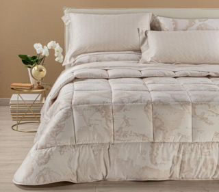 La trapunta Geo White della collezione Alviero Martini 1a  Classe di Caleffi è rivestita in morbido raso di cotone decorato dall'iconica stampa nelle raffinate sfumature del bianco; è imbottita in fibra anallergica che la rende leggera e facile da lavare. Misura L 260 x P 265 cm. Prezzo 319 euro. https://www.caleffionline.it La trapunta Geo White della collezione Alviero Martini 1a  Classe di Caleffi è rivestita in morbido raso di cotone decorato dall'iconica stampa nelle raffinate sfumature del bianco; è imbottita in fibra anallergica che la rende leggera e facile da lavare. Misura L 260 x P 265 cm. Prezzo 319 euro. https://www.caleffionline.it