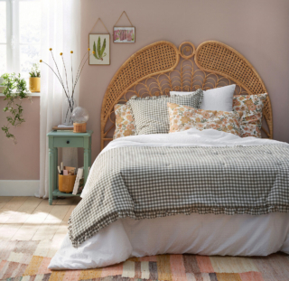 É completamente rivestita in puro cotone lavato, leggermente stropicciato, con una fantasia a quadretti vichy, verde kaki e bianco, la trapunta Georgette di La Redoute Interieurs che sta bene posizionata ai piedi del letto in una camera in stile country. L'imbottitura in poliestere la rende morbida e leggera. Il bordo è impreziosito da un volant a bordo vivo sfrangiato. Misura L 150 x P 150 cm. Prezzo 109 euro.  https://www.laredoute.it É completamente rivestita in puro cotone lavato, leggermente stropicciato, con una fantasia a quadretti vichy, verde kaki e bianco, la trapunta Georgette di La Redoute Interieurs che sta bene posizionata ai piedi del letto in una camera in stile country. L'imbottitura in poliestere la rende morbida e leggera. Il bordo è impreziosito da un volant a bordo vivo sfrangiato. Misura L 150 x P 150 cm. Prezzo 109 euro.  https://www.laredoute.it