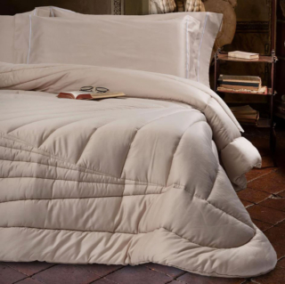 La trapunta matrimoniale Icona di Cassera Casa ha uno stile classico: è completamente rivestita in raso di cotone 300 Tc color Naturale con una raffinata trapuntatura e impuntura artigianale che danno vita a rombi concentrici ricamati. É imbottita in morbida e calda  fibra idrorepellente, traspirante e inattaccabile dai batteri; i bordi hanno gli angoli stondati. Misura L 270 x P 270 cm. Prezzo 262,40 euro. https://casahomewear.com La trapunta matrimoniale Icona di Cassera Casa ha uno stile classico: è completamente rivestita in raso di cotone 300 Tc color Naturale con una raffinata trapuntatura e impuntura artigianale che danno vita a rombi concentrici ricamati. É imbottita in morbida e calda  fibra idrorepellente, traspirante e inattaccabile dai batteri; i bordi hanno gli angoli stondati. Misura L 270 x P 270 cm. Prezzo 262,40 euro. https://casahomewear.com