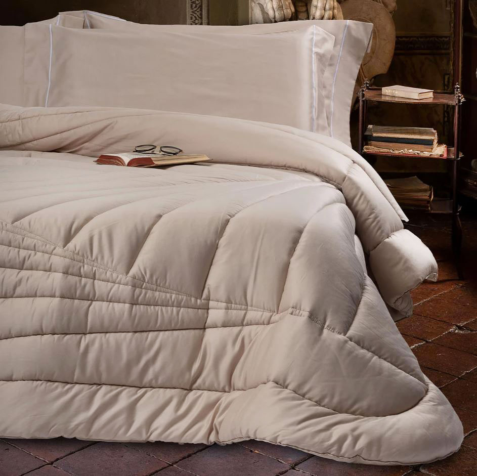 La trapunta matrimoniale Icona di Cassera Casa ha uno stile classico: è completamente rivestita in raso di cotone 300 Tc color Naturale con una raffinata trapuntatura e impuntura artigianale che danno vita a rombi concentrici ricamati. É imbottita in morbida e calda  fibra idrorepellente, traspirante e inattaccabile dai batteri; i bordi hanno gli angoli stondati. Misura L 270 x P 270 cm. Prezzo 262,40 euro. https://casahomewear.com La trapunta matrimoniale Icona di Cassera Casa ha uno stile classico: è completamente rivestita in raso di cotone 300 Tc color Naturale con una raffinata trapuntatura e impuntura artigianale che danno vita a rombi concentrici ricamati. É imbottita in morbida e calda  fibra idrorepellente, traspirante e inattaccabile dai batteri; i bordi hanno gli angoli stondati. Misura L 270 x P 270 cm. Prezzo 262,40 euro. https://casahomewear.com