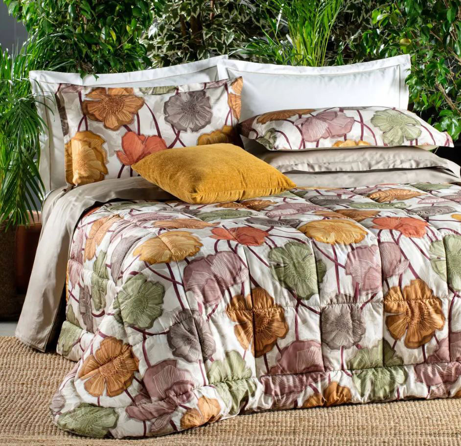 Scenografica la trapunta Keira di Reever in vendita su Carillo Home: è decorata da una stampa digitale su raso di cotone 300 fili con un allegro motivo floreale. È rifinita da una trapuntatura a capo con quadri e completata da una cornice e dagli angoli tondi. Misura L 260 x P 270 cm. Prezzo 279 euro. https://www.carillohome.com Scenografica la trapunta Keira di Reever in vendita su Carillo Home: è decorata da una stampa digitale su raso di cotone 300 fili con un allegro motivo floreale. È rifinita da una trapuntatura a capo con quadri e completata da una cornice e dagli angoli tondi. Misura L 260 x P 270 cm. Prezzo 279 euro. https://www.carillohome.com