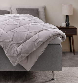 Le raffinate sfumature del grigio chiaro per la trapunta Midtronden di JYSK che è caratterizzata dal rivestimento in tessuto Sherpa che da un lato è costituito da una fibra in rilievo con trapuntatura a diamante. L'imbottitura in poliestere, che non assorbe l'umidità del corpo e non si sfilaccia, la rende leggera e pratica. Misura L 240 x P 220 cm. Prezzo 69,95 euro. https://jysk.it Le raffinate sfumature del grigio chiaro per la trapunta Midtronden di JYSK che è caratterizzata dal rivestimento in tessuto Sherpa che da un lato è costituito da una fibra in rilievo con trapuntatura a diamante. L'imbottitura in poliestere, che non assorbe l'umidità del corpo e non si sfilaccia, la rende leggera e pratica. Misura L 240 x P 220 cm. Prezzo 69,95 euro. https://jysk.it