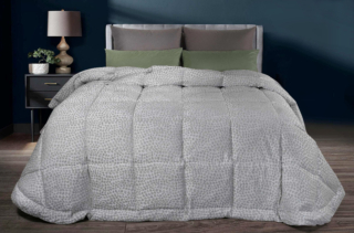 La trapunta a quadri fissi di Cinelli Piume e Piumini è caratterizzata da un raffinato decoro, tono su tono, nelle sfumature del grigio, e dagli angoli stondati. È imbottita con 95% piumino d’oca bianca che assicura un perfetto comfort durante tutta la notte e un' alta traspirabilità. È disponibile nelle versioni Standard, Medium e Light per soddisfare diverse esigenze di calore e per tutti gli ambienti, dal più freddo al più riscaldato. Misura L 270 x P 260 cm. Prezzo 695 euro. https://www.cinellipiumini.it La trapunta a quadri fissi di Cinelli Piume e Piumini è caratterizzata da un raffinato decoro, tono su tono, nelle sfumature del grigio, e dagli angoli stondati. È imbottita con 95% piumino d’oca bianca che assicura un perfetto comfort durante tutta la notte e un' alta traspirabilità. È disponibile nelle versioni Standard, Medium e Light per soddisfare diverse esigenze di calore e per tutti gli ambienti, dal più freddo al più riscaldato. Misura L 270 x P 260 cm. Prezzo 695 euro. https://www.cinellipiumini.it