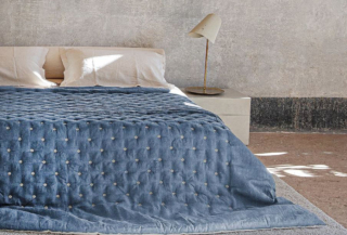 La trapunta di Once Milano è lussuosa e discreta nello stesso tempo: infatti è realizzata a mano in lino italiano. Ha un lato trapuntato e colorato, disponibile in nove varianti, e un lato color naturale. È imbottita in poliestere per il massimo comfort. Misura L 260 x P 220 cm. Prezzo 950 euro. https://oncemilano.com La trapunta di Once Milano è lussuosa e discreta nello stesso tempo: infatti è realizzata a mano in lino italiano. Ha un lato trapuntato e colorato, disponibile in nove varianti, e un lato color naturale. È imbottita in poliestere per il massimo comfort. Misura L 260 x P 220 cm. Prezzo 950 euro. https://oncemilano.com