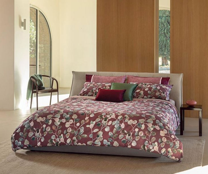 Fa parte della linea Sabi Sabi di Fazzini la trapunta matrimoniale che è rivestita in percalle di puro cotone nell'iconica variante Burgundy, decorato da una raffinata stampa digitale ispirata alla natura; è imbottita in 100% poliestere. La calandratura della superficie impedisce il peeling e rallenta la penetrazione dell'aria fredda dall'esterno creando condizioni di benessere ottimali. È trapuntata a capo ed è rifinita a mano con due angoli sagomati. Misura L 270 x P 270 cm. Prezzo 279 euro. https://www.fazzinihome.com Fa parte della linea Sabi Sabi di Fazzini la trapunta matrimoniale che è rivestita in percalle di puro cotone nell'iconica variante Burgundy, decorato da una raffinata stampa digitale ispirata alla natura; è imbottita in 100% poliestere. La calandratura della superficie impedisce il peeling e rallenta la penetrazione dell'aria fredda dall'esterno creando condizioni di benessere ottimali. È trapuntata a capo ed è rifinita a mano con due angoli sagomati. Misura L 270 x P 270 cm. Prezzo 279 euro. https://www.fazzinihome.com