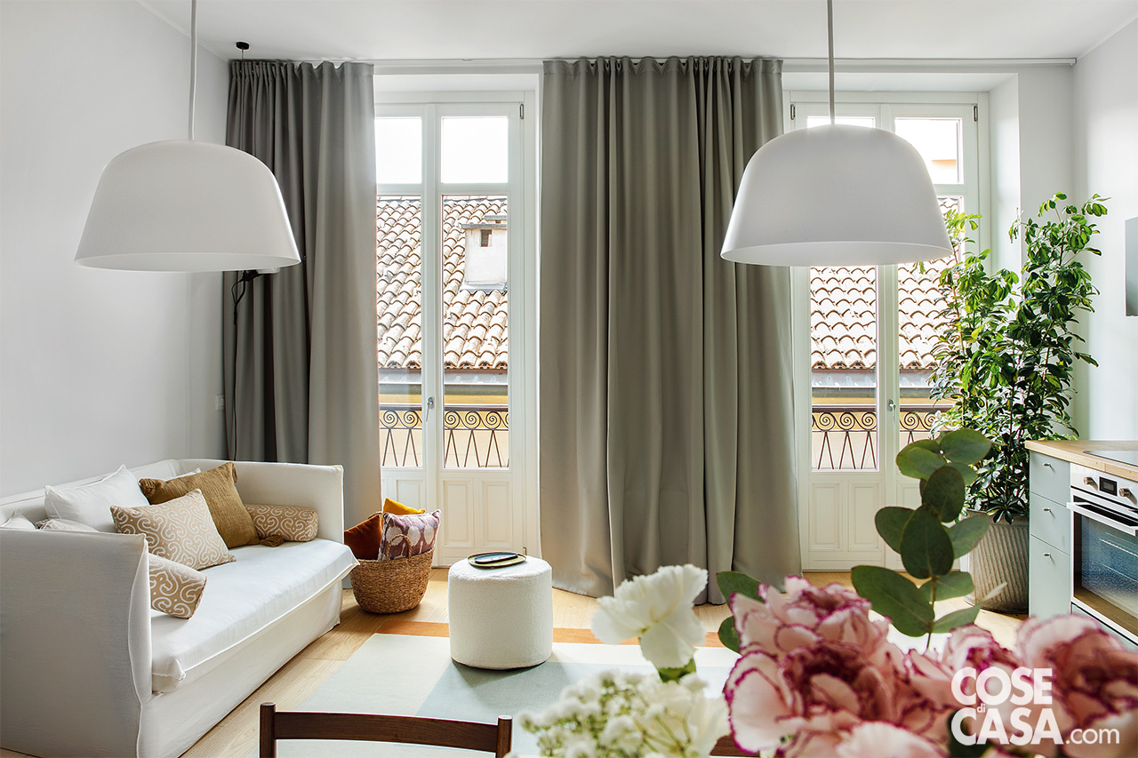 zona conversazione con divano bianco