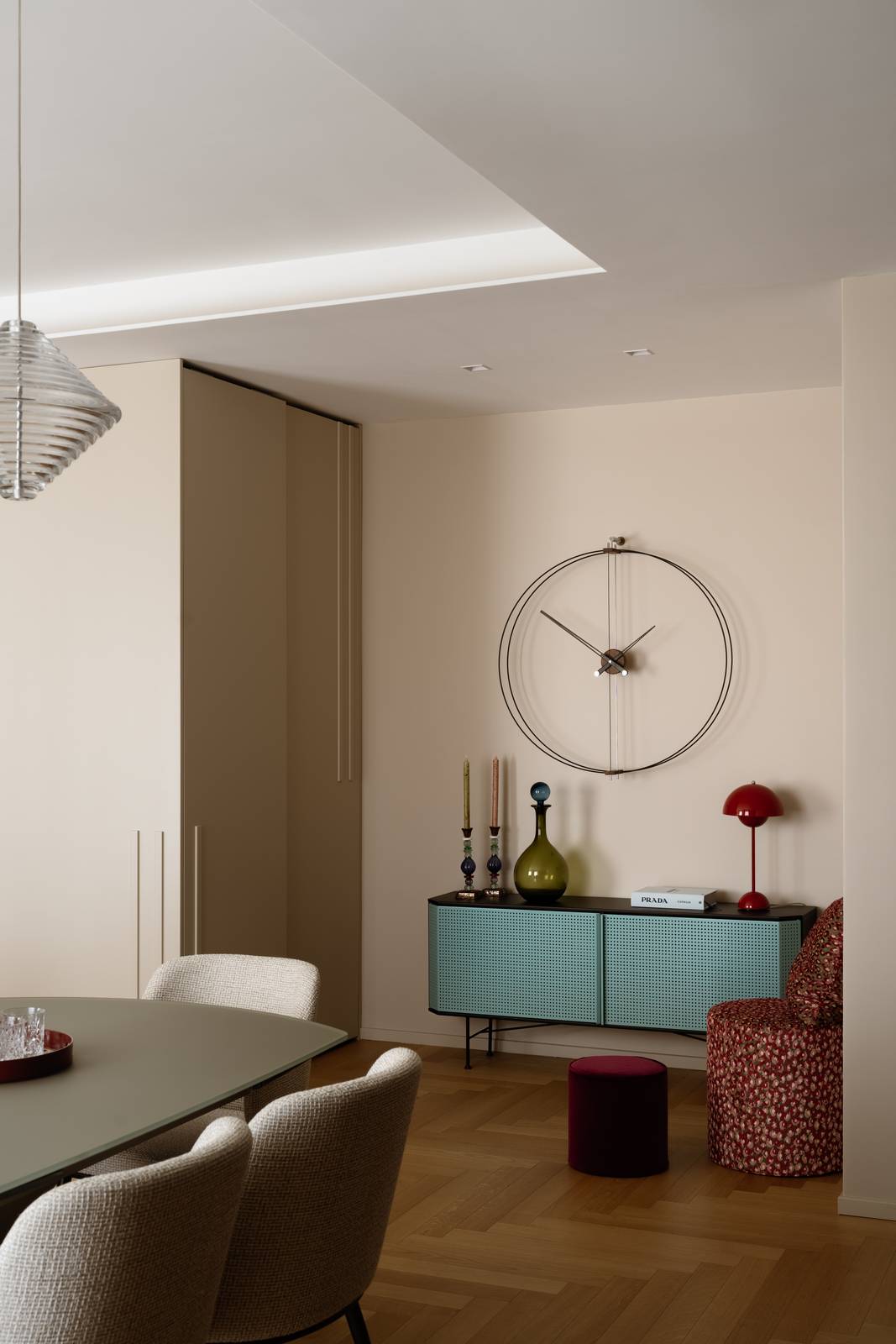 Un colorato angolo mix&match con madia, orologio a parete, pouf e cuscini