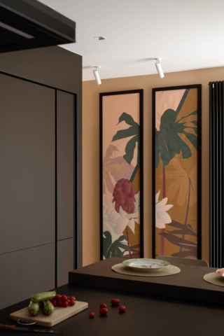 Dettaglio della cucina a vista, con elementi decorativi a parete