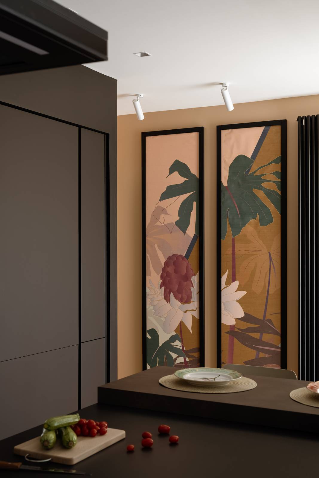 Dettaglio della cucina a vista, con elementi decorativi a parete