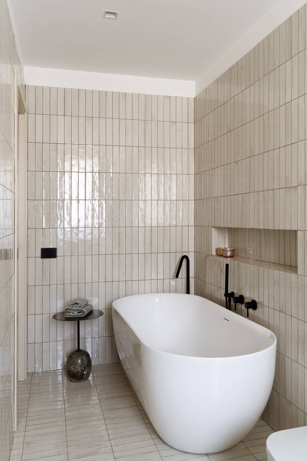 Dettaglio della zona vasca, un modello freestanding accostato a parete