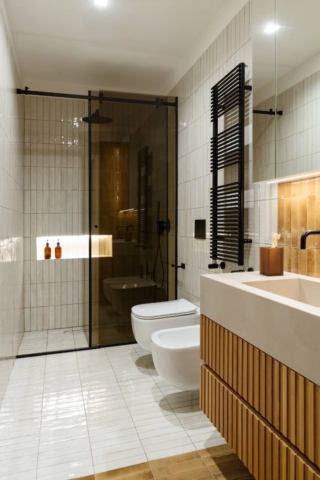 Bagno con box doccia dai vetri fumè