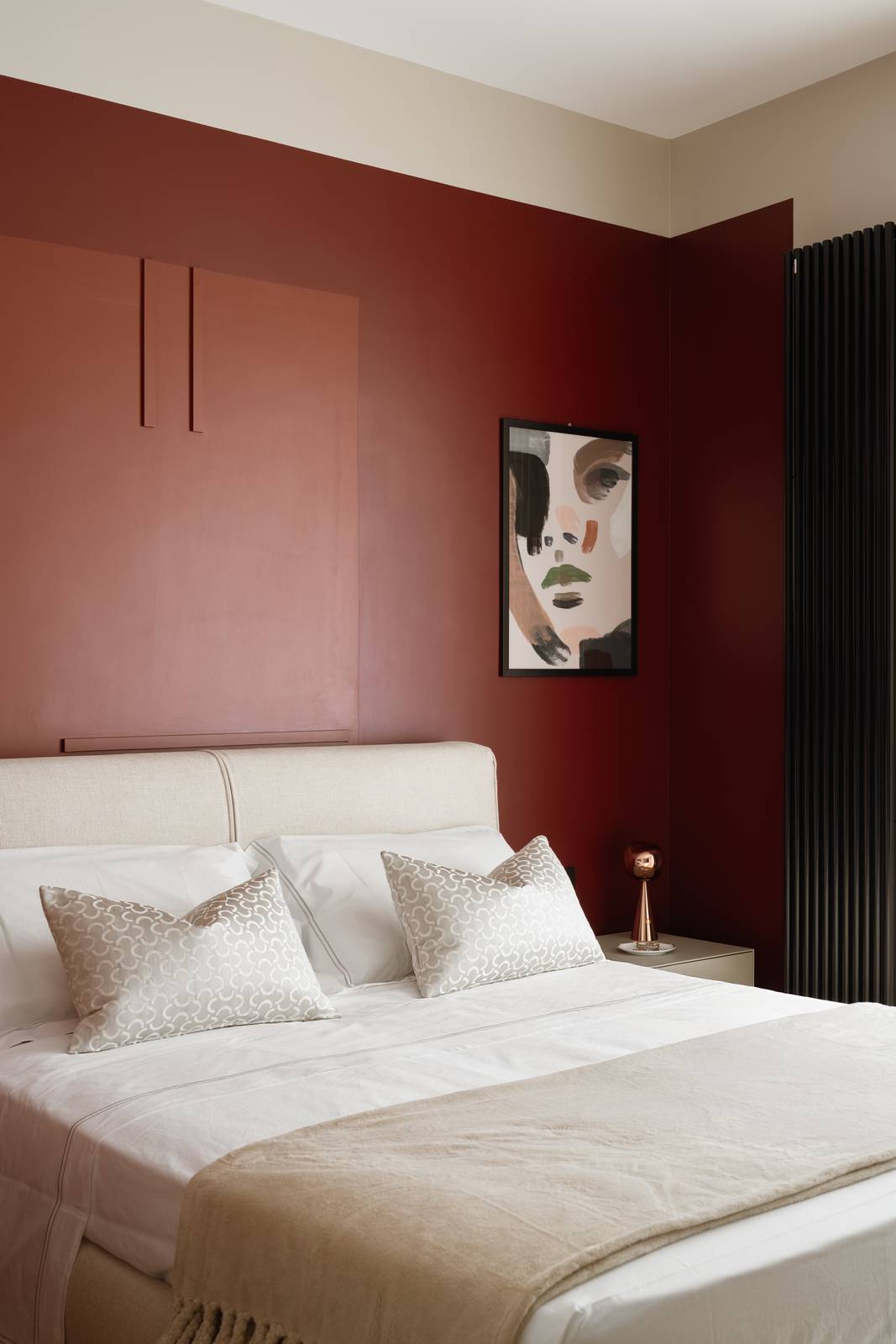 Camera da letto caratterizzata dalle pareti colori rosso intenso che richiama la tonalità del living