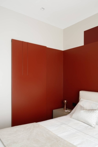 Cabina armadio in camera con apertura scorrevole filomuro (nella foto la porta è chiusa)