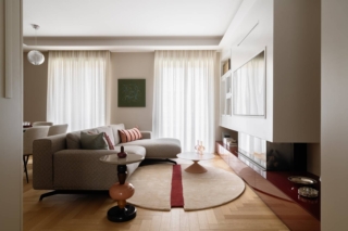 Soggiorno in toni neutri con accenti color rosso scuro