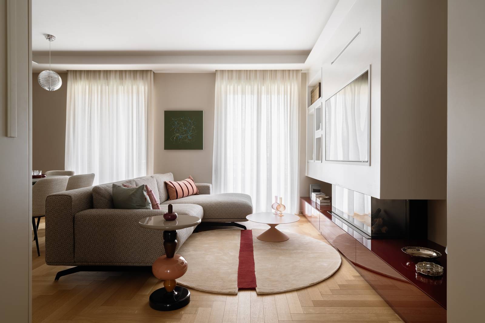 Soggiorno in toni neutri con accenti color rosso scuro