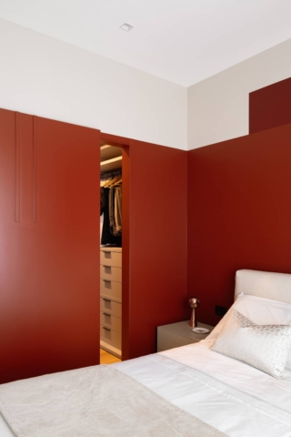 Cabina armadio in camera con apertura scorrevole filomuro (nella foto la porta è leggermente aperta)