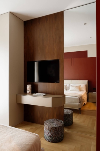 Particolare della camera da letto con console sospesa a parete