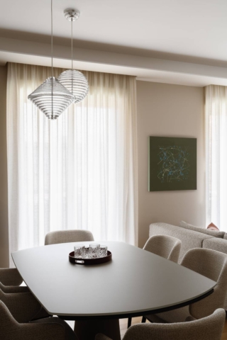 Particolare della zona pranzo di fronte alla portafinestra