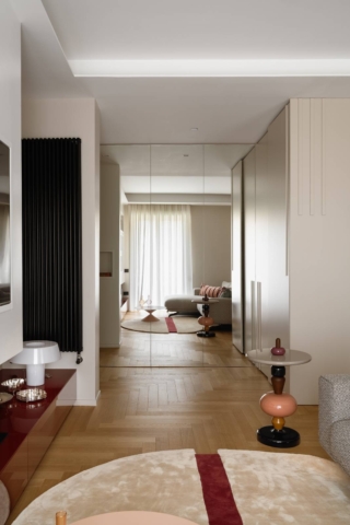 Vista dal living, con il divano riflesso nella parete a specchio