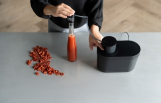 Compatto, dal design elegante per aspiranti chef e food lovers, l'apparecchio portatile BORA Qvac Move di Bora è utile per mettere sottovuoto non solo tutti gli alimenti ma anche bottiglie e barattoli, per marinare la carne e aromatizzare dall'olio alla frutta. Prezzo 399 euro; in promozione fino al 31/12/2025 a 299 euro. www.bora.com