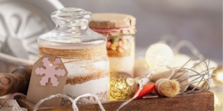 In Piazza Monte Grappa si svolge un vero e proprio villaggio di Natale, con casette di legno addobbate e illuminate festosamente dove poter acquistare articoli natalizi, accessori e abbigliamento, bigiotteria e specialità alimentari di qualità. Dal 21 novembre 2025 al 6 gennaio 2026, dalle 10 alle 20. www.mercatinodinatalevarese.it